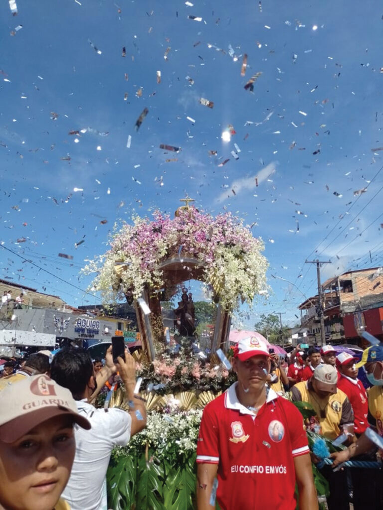 Imagem de Nossa Senhora do Carmo recebendo homenagem