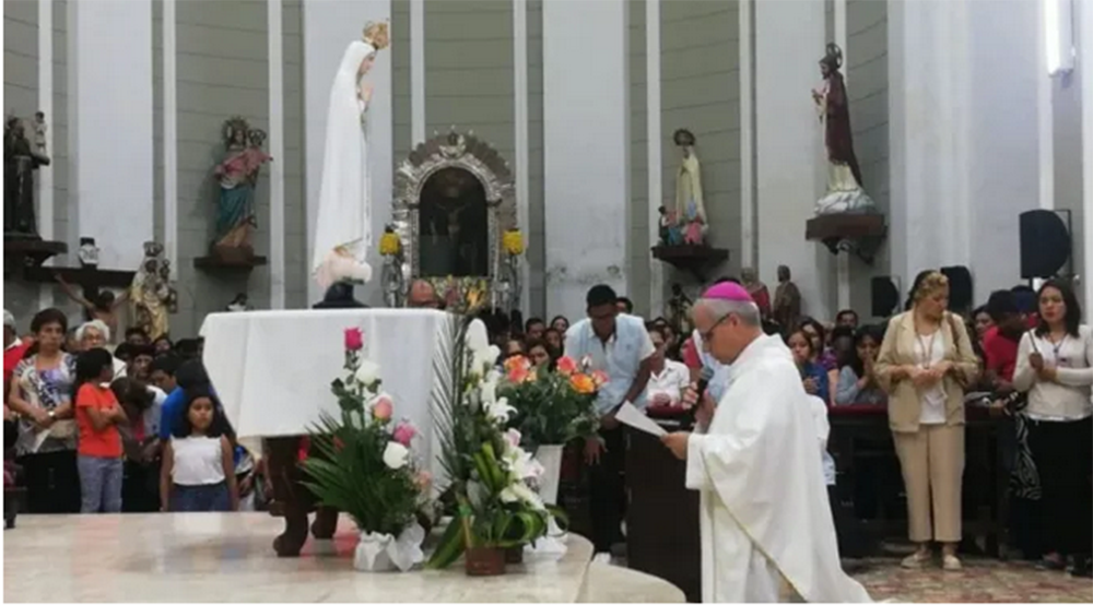 O papa Leão XIV, quando era bispo de Chiclayo, Peru, fez uma oração de consagração diante da imagem de Nossa Senhora de Fátima. | Missão Fátima Peru / Missão Fátima Colômbia O papa Leão XIV, quando era bispo de Chiclayo, Peru, fez uma oração de consagração diante da imagem de Nossa Senhora de Fátima. | Missão Fátima Peru / Missão Fátima Colômbia