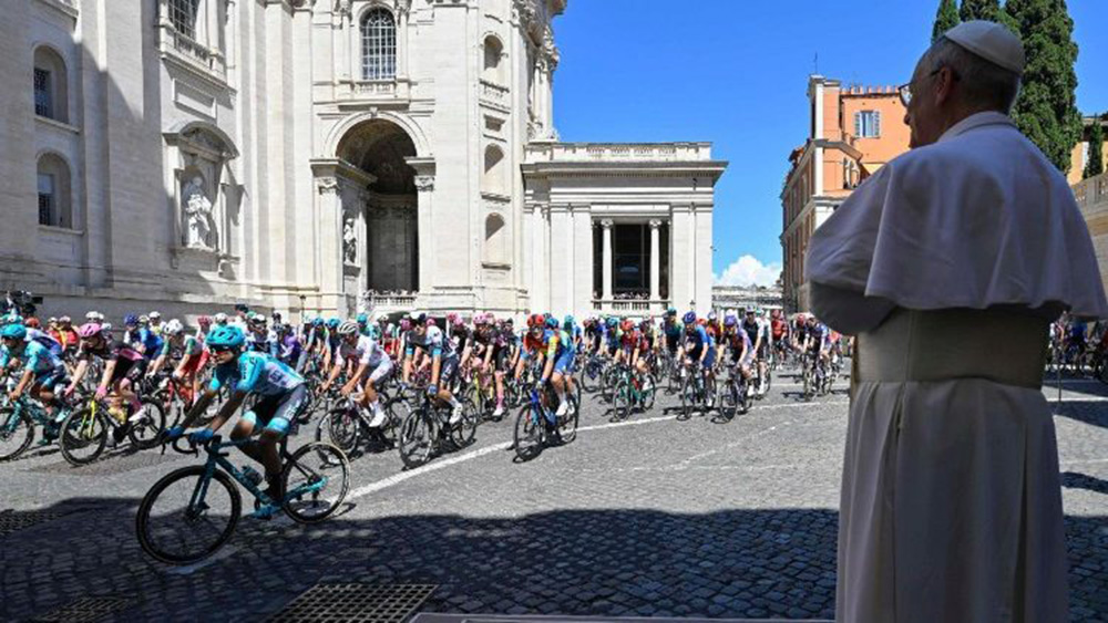 Papa Leão XIV cumprimenta ciclistas ao passarem pelo Vaticano na etapa final do Giro d'Italia 2025 (ANSA) Papa Leão XIV cumprimenta ciclistas ao passarem pelo Vaticano na etapa final do Giro d'Italia 2025 (ANSA)