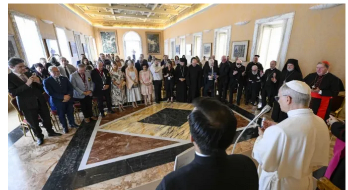 Papa Leão XIV com um grupo ecumênico dos EUA em CastelGandolfo, Itália. | Vatican Media Papa Leão XIV com um grupo ecumênico dos EUA em CastelGandolfo, Itália. | Vatican Media