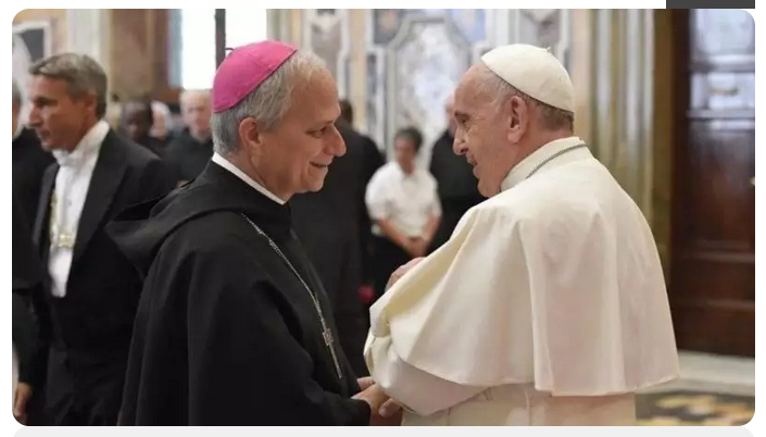 O bispo Prevost junto ao Papa Francisco | Foto: Vatican Media O bispo Prevost junto ao Papa Francisco | Foto: Vatican Media