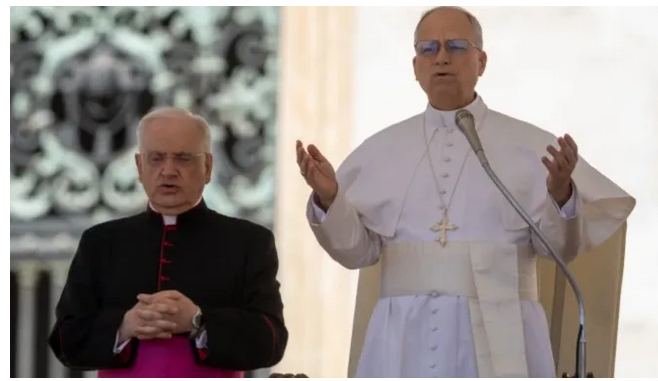 Papa Leão XIV reza com peregrinos reunidos na praça de São Pedro, no Vaticano, para audiência geral em 28 de maio de 2025. | Daniel Ibáñez/EWTN Papa Leão XIV reza com peregrinos reunidos na praça de São Pedro, no Vaticano, para audiência geral em 28 de maio de 2025. | Daniel Ibáñez/EWTN