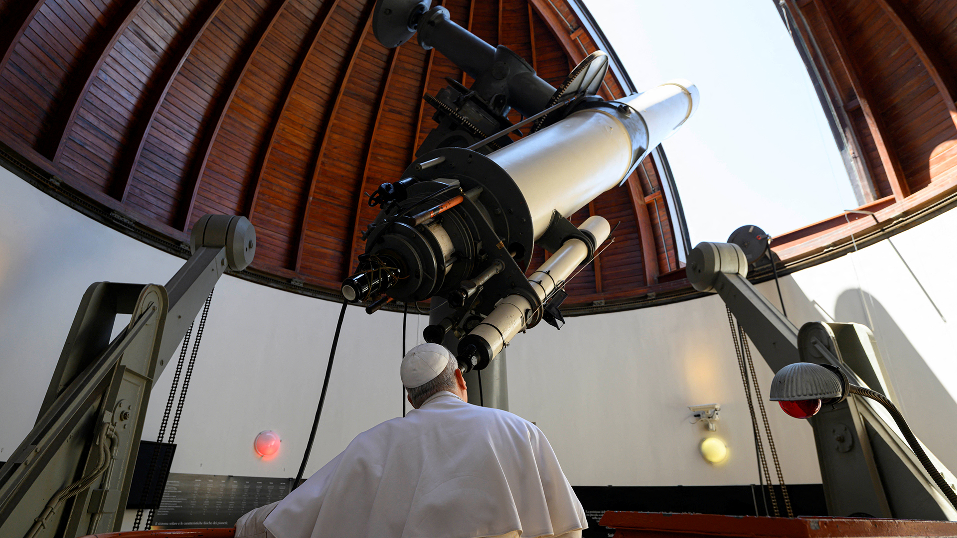 Papa Leão XIV visita o Observatório do Vaticano para marcar o aniversário do pouso na lua em 1969 / Foto: Simone Risoluti – Vatican Media ¬Handout via Reuters Papa Leão XIV visita o Observatório do Vaticano para marcar o aniversário do pouso na lua em 1969 / Foto: Simone Risoluti – Vatican Media ¬Handout via Reuters