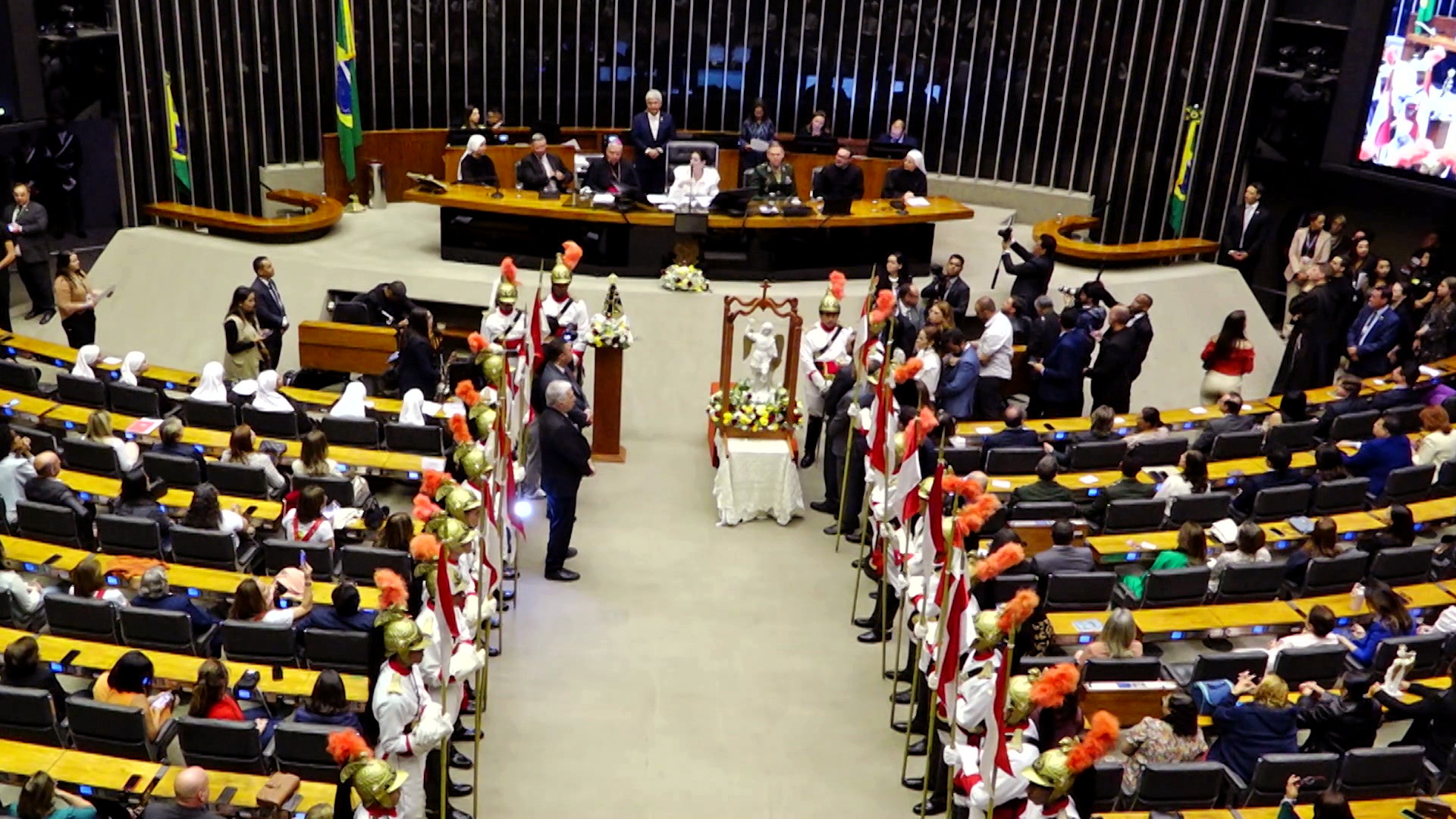 Imagem peregrina de São Miguel Arcanjo em procissão no plenário da Câmara dos Deputados em Brasília (DF) / Foto: Reprodução Câmara dos Deputados no YouTube Imagem peregrina de São Miguel Arcanjo em procissão no plenário da Câmara dos Deputados em Brasília (DF) / Foto: Reprodução Câmara dos Deputados no YouTube