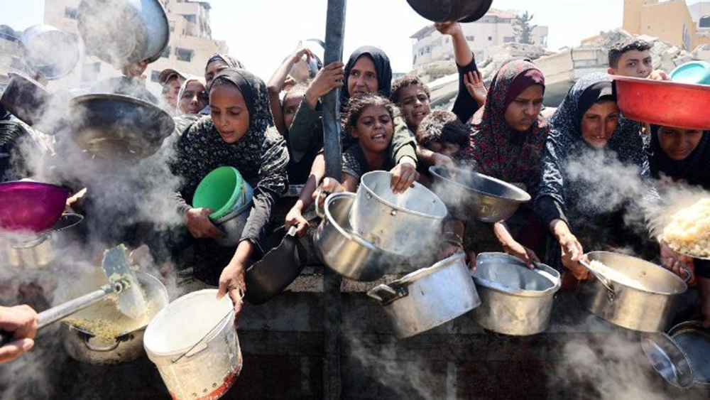 Palestinos de Gaza se aglomeram para conseguir um pouco de comida (AFP orlicensors) Palestinos de Gaza se aglomeram para conseguir um pouco de comida (AFP orlicensors)