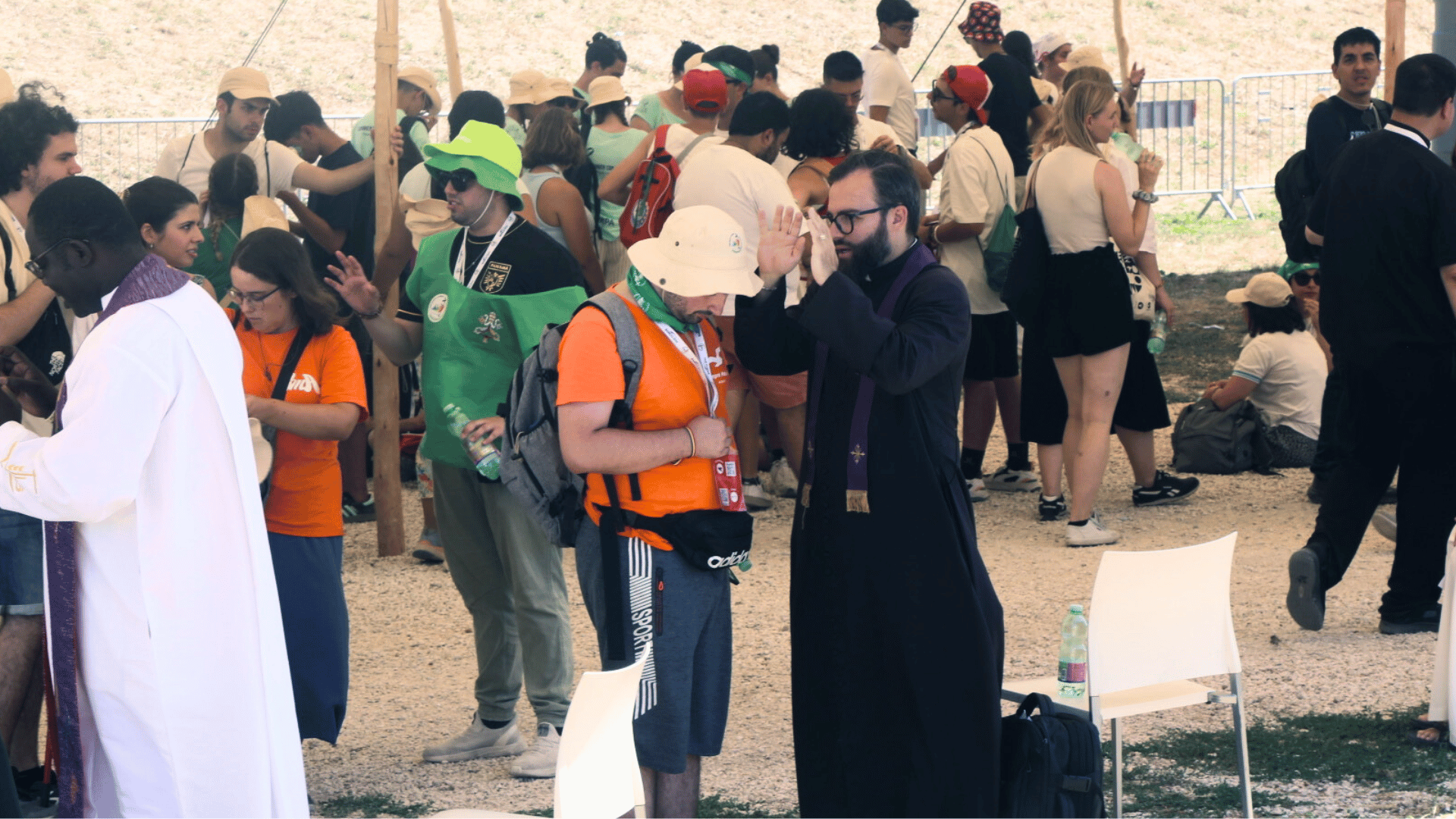 Missionário da Comunidade Canção Nova, padre Willian Guimarães, atendendo confissão nesta sexta-feira, 1º de agosto, no Jubileu dos Jovens Jovens /Foto: Yara Nardi/ Reuters Missionário da Comunidade Canção Nova, padre Willian Guimarães, atendendo confissão nesta sexta-feira, 1º de agosto, no Jubileu dos Jovens Jovens /Foto: Yara Nardi/ Reuters