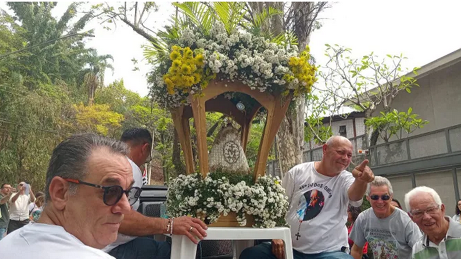 Devotos levam imagem de Nossa Senhora de Nazaré ontem (12) em procissão em São Paulo (SP). | Gustavo Amorim Gomes/ACI Digital Devotos levam imagem de Nossa Senhora de Nazaré ontem (12) em procissão em São Paulo (SP). | Gustavo Amorim Gomes/ACI Digital
