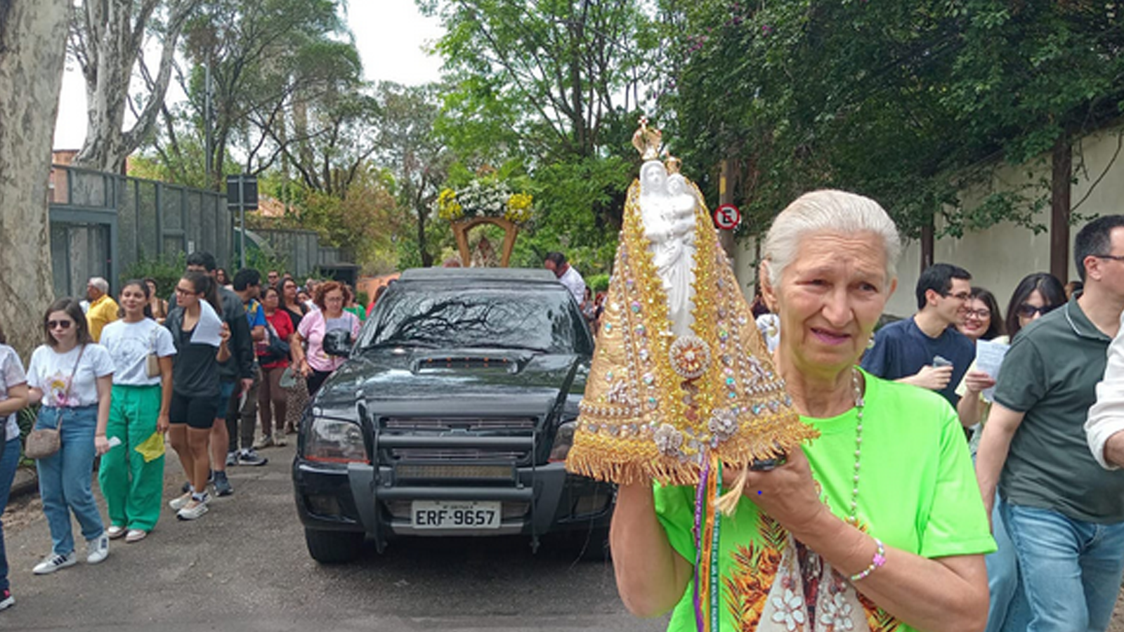 Hermínia Paiva, de 70 anos, natural de Minas Gerais, leva imagem de Nossa Senhora de Nazaré em procissão ontem (12) em São Paulo (SP). Gustavo Amorim Gomes/ACI Digital Hermínia Paiva, de 70 anos, natural de Minas Gerais, leva imagem de Nossa Senhora de Nazaré em procissão ontem (12) em São Paulo (SP). Gustavo Amorim Gomes/ACI Digital