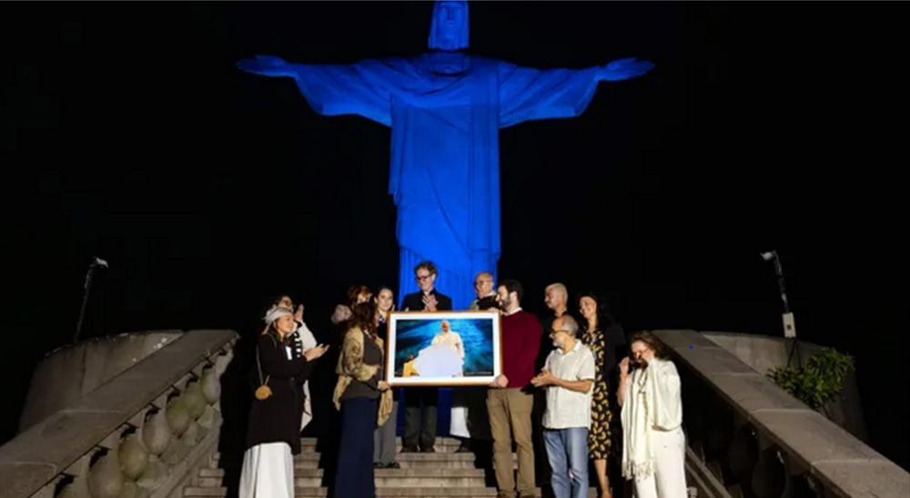 Água de gelo abençoado pelo papa Leão XIV é levada ao Cristo Redentor | Guilherme Silva / Santuário Cristo Redentor Água de gelo abençoado pelo papa Leão XIV é levada ao Cristo Redentor | Guilherme Silva / Santuário Cristo Redentor