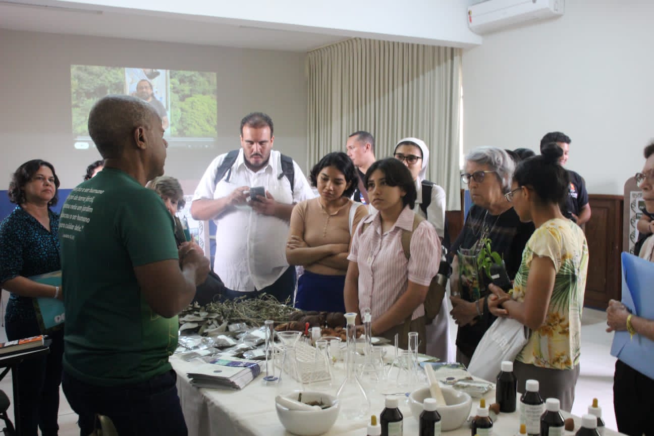 Prof. dr. Wilson Sabino (Ufopa) apresenta o programa FarmaFittos na COP 30. Foto: Cáritas Santarém Prof. dr. Wilson Sabino (Ufopa) apresenta o programa FarmaFittos na COP 30. Foto: Cáritas Santarém