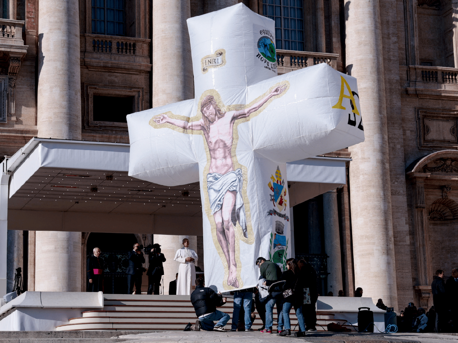 Papa Leão XIV observa balão em formato de cruz com a imagem do Cristo Crucificado / Foto: REUTERS/Remo Casilli Papa Leão XIV observa balão em formato de cruz com a imagem do Cristo Crucificado / Foto: REUTERS/Remo Casilli