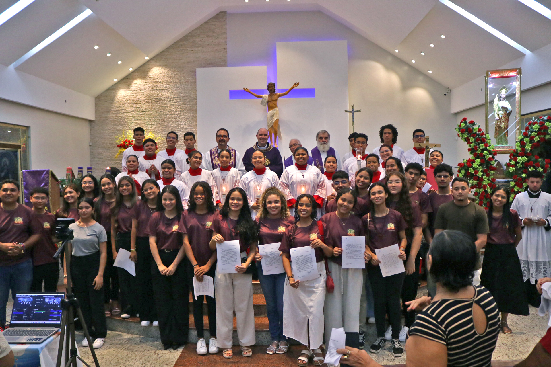 Jovens seguram a carta com a mensagem - Arquivo Pe. Francisco Sorrentino Jovens seguram a carta com a mensagem - Arquivo Pe. Francisco Sorrentino