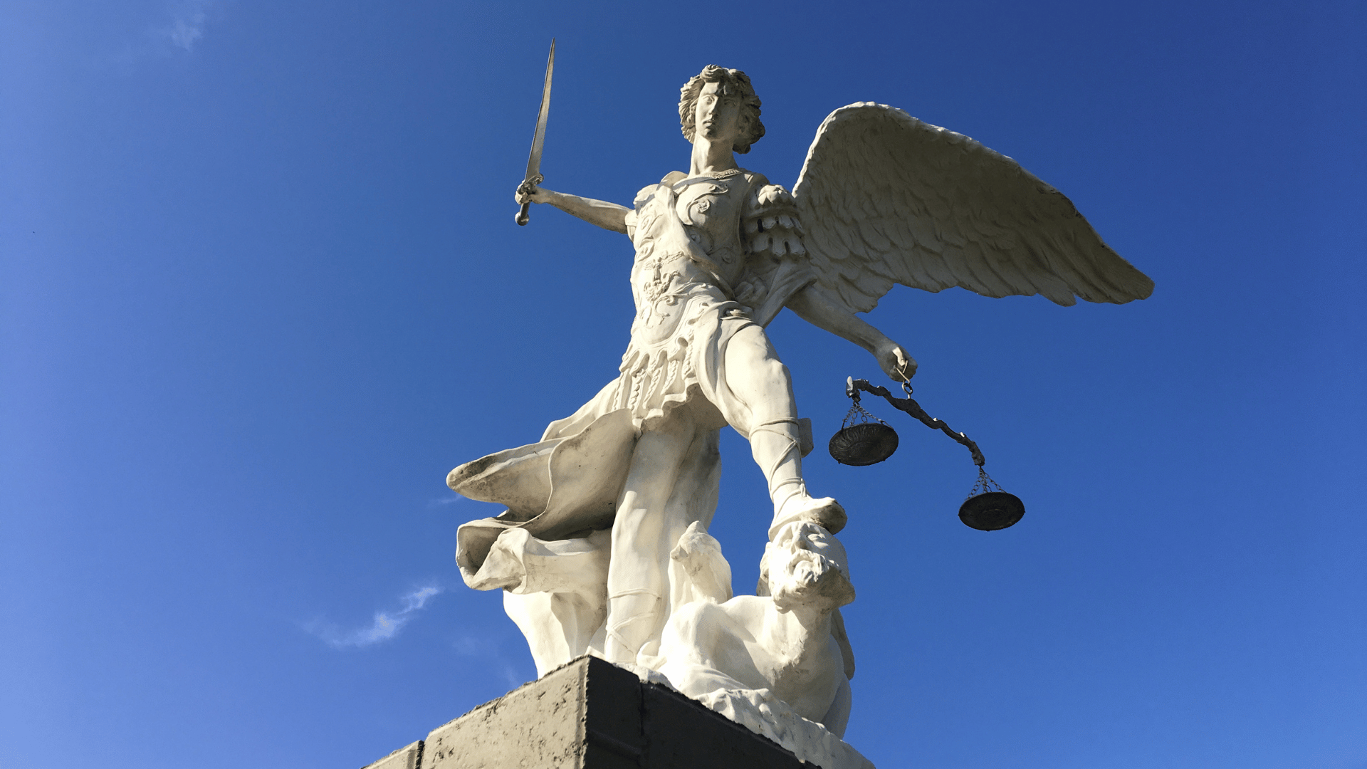 Estátua de São Miguel Arcanjo, na sede da Canção Nova, em Cachoeira Paulista / Foto: Laura LoMonaco Estátua de São Miguel Arcanjo, na sede da Canção Nova, em Cachoeira Paulista / Foto: Laura LoMonaco