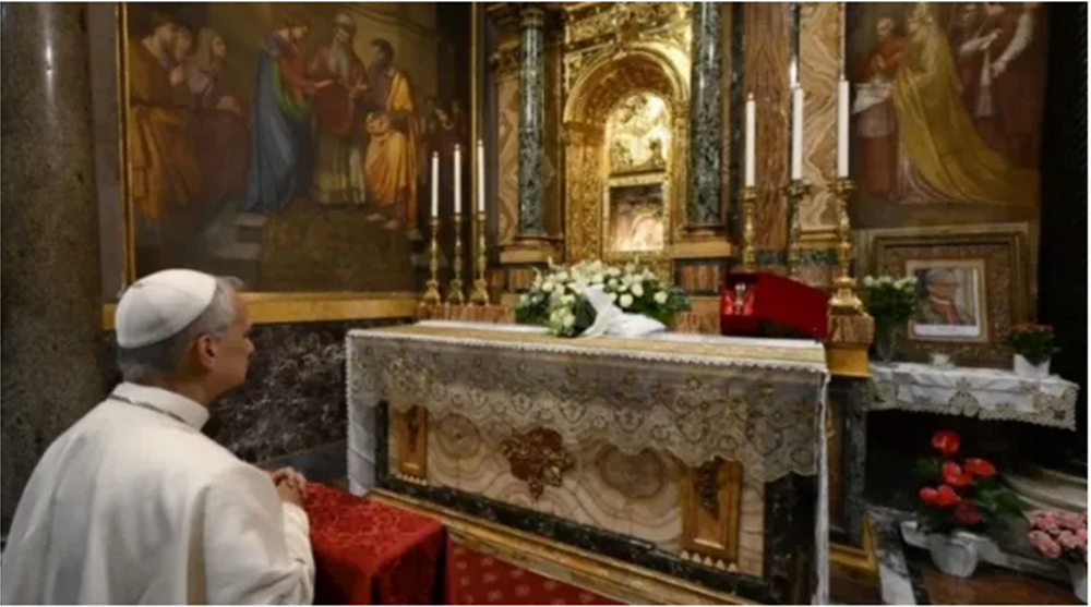 Papa Leão XIV reza diante do famoso ícone de Nossa Senhora no santuário de Nossa Senhora do Bom Conselho em Genazzano, Itália, em 10 de maio de 2025. | Vatican Media. Papa Leão XIV reza diante do famoso ícone de Nossa Senhora no santuário de Nossa Senhora do Bom Conselho em Genazzano, Itália, em 10 de maio de 2025. | Vatican Media.