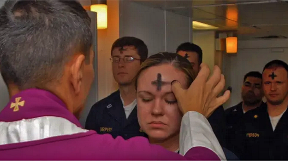 Membros da marinha dos EUA recebem as cinzas na testa | Foto da U.S. Navy feita pelo especialista de terceira classe Brian May / Domínio público. Membros da marinha dos EUA recebem as cinzas na testa | Foto da U.S. Navy feita pelo especialista de terceira classe Brian May / Domínio público.