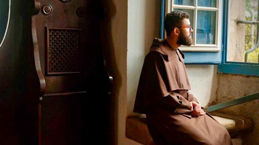 Em silêncio e recolhimento, Frei Higor testemunha um dos pilares da espiritualidade carmelitana: a escuta interior e a contemplação. (Foto: arquivo pessoal)