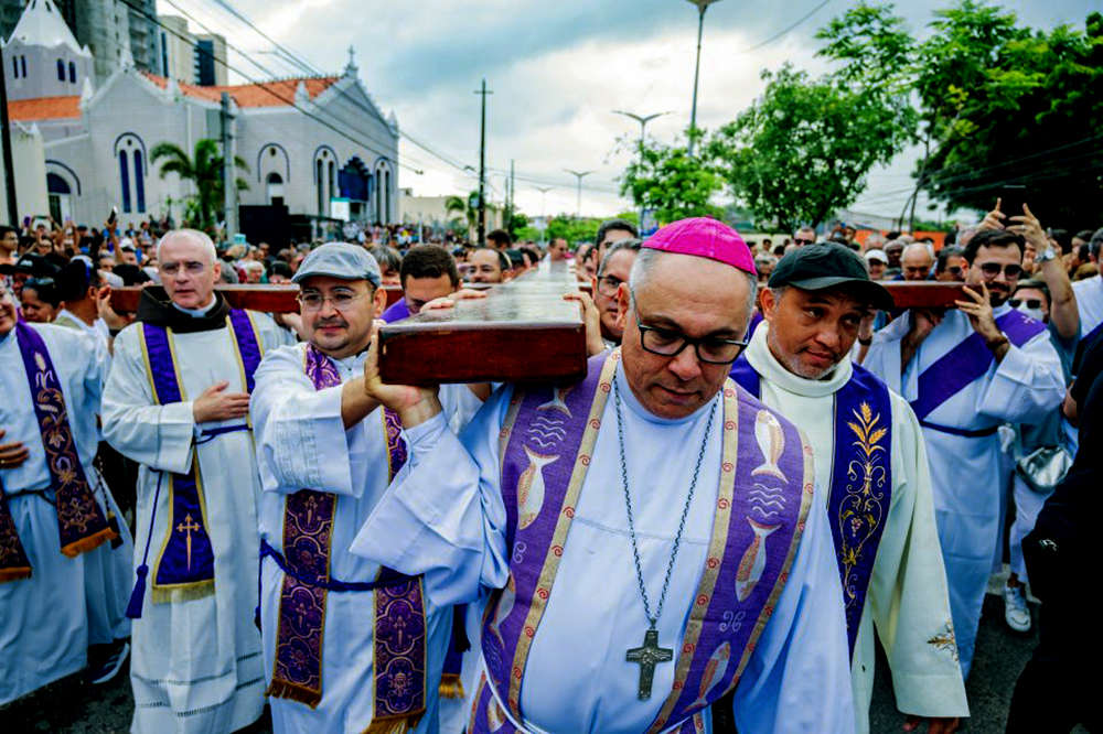 Dom Gregório carrega a cruz durante caminhada | Foto: Gabriel Ramos/SercomArqfor Dom Gregório carrega a cruz durante caminhada | Foto: Gabriel Ramos/SercomArqfor