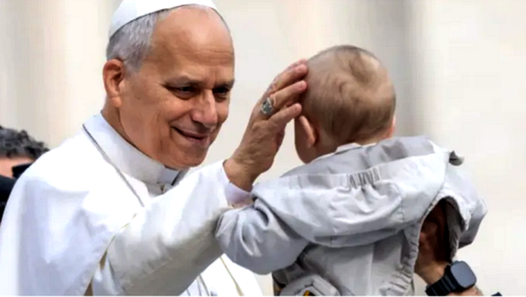 Papa Leão XIV abençoa bebê na audiência geral de 4 de março de 2026. | Daniel Ibáñez/ EWTN