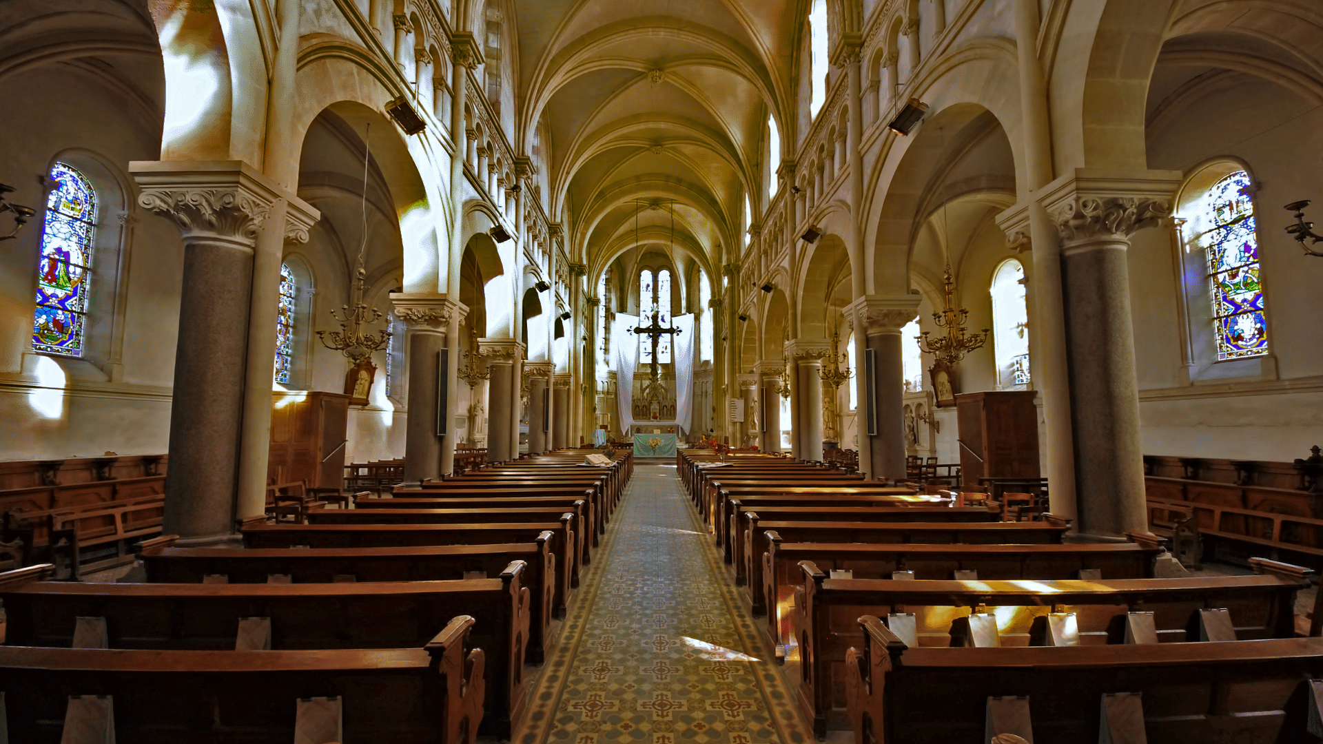 Interior de igreja católica preparado para celebração da missa, com altar e bancos vazios / Foto: Canva Interior de igreja católica preparado para celebração da missa, com altar e bancos vazios / Foto: Canva