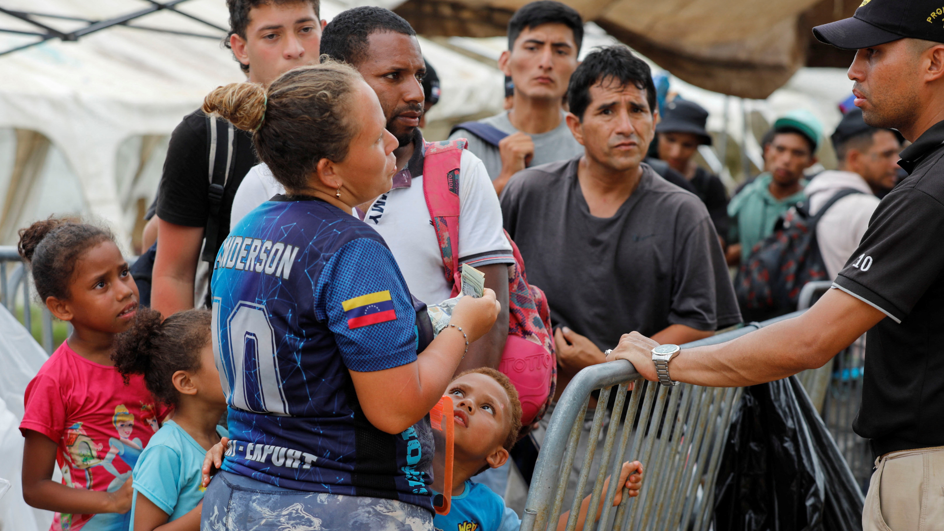 Migrantes na Estação de Acolhimento Temporário para Migração (ETRM), em Lajas Blancas / Foto: Aris Martinez – Reuters Migrantes na Estação de Acolhimento Temporário para Migração (ETRM), em Lajas Blancas / Foto: Aris Martinez – Reuters