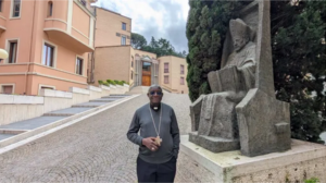 O bispo de Kano, Nigéria, John Niyiring, OSA, em frente ao Augustinianum, em Roma, em 15 de março de 2026. | IshmaelAdibuah/EWTN News