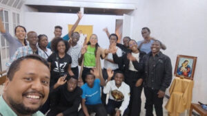 Estudantes juntamente com Jackson Santos, responsável da Comunidade Católica Shalom, em Bejaia (©Jacson Santos - Comunidade Católica Shalom em Bejaia - Argelia)