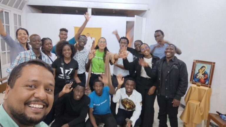 Estudantes juntamente com Jackson Santos, responsável da Comunidade Católica Shalom, em Bejaia (©Jacson Santos - Comunidade Católica Shalom em Bejaia - Argelia)