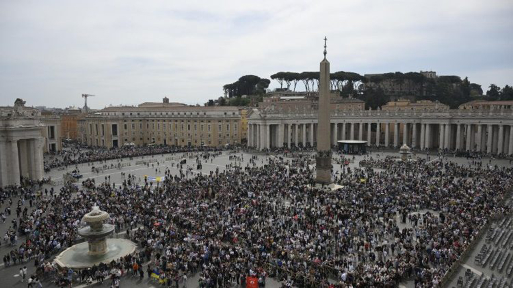 Cerca de 18 mil pessoas estiveram na Praça São Pedro para o Regina Caeli com o Papa (@Vatican Media) Cerca de 18 mil pessoas estiveram na Praça São Pedro para o Regina Caeli com o Papa (@Vatican Media)