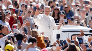 Papa Leão XIV acena para fiéis durante giro do papamóvel / Foto: REUTERS/Remo Casilli