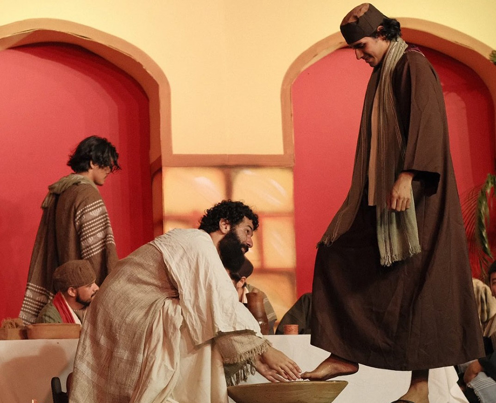 Momento do lava-pés apresentado pelo Grutap. Foto: AscomGrutap