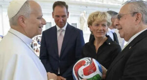 Embaixadores dos EUA, do Canadá e do México junto à Santa Sé presenteiam hoje (17) o papa Leão XIV com a bola Adidas Trionda da Copa do Mundo FIFA 2026. | Vatican Media.