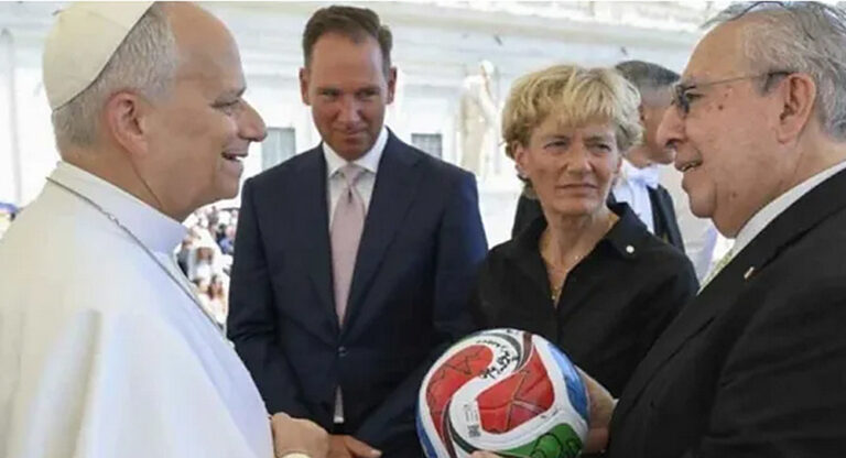 Embaixadores dos EUA, do Canadá e do México junto à Santa Sé presenteiam hoje (17) o papa Leão XIV com a bola Adidas Trionda da Copa do Mundo FIFA 2026. | Vatican Media.