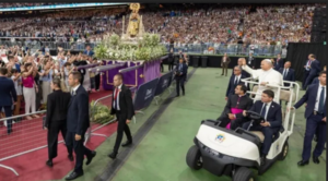 Papa Leão XIV entra ontem (8) no estádio Santiago Bernabéu, lotado com 80 mil pessoas. | Daniel Ibáñez/EWTN