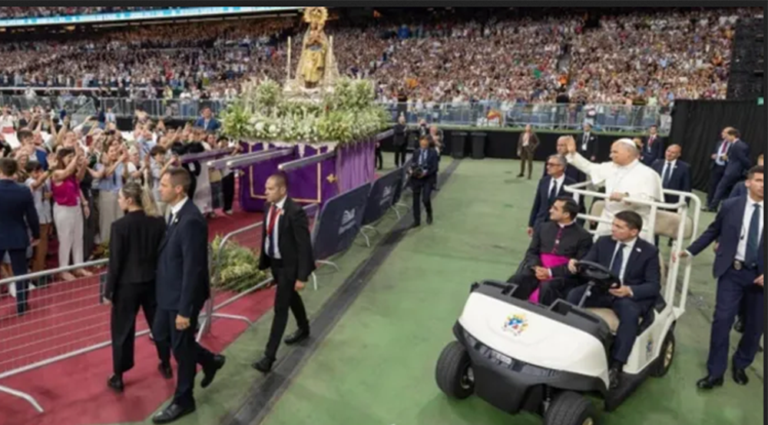 Papa Leão XIV entra ontem (8) no estádio Santiago Bernabéu, lotado com 80 mil pessoas. | Daniel Ibáñez/EWTN