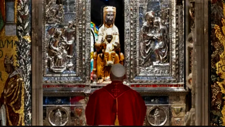 Papa Leão XIV reza diante da imagem de Nossa Senhora de Montserrat. | Vatican Pool