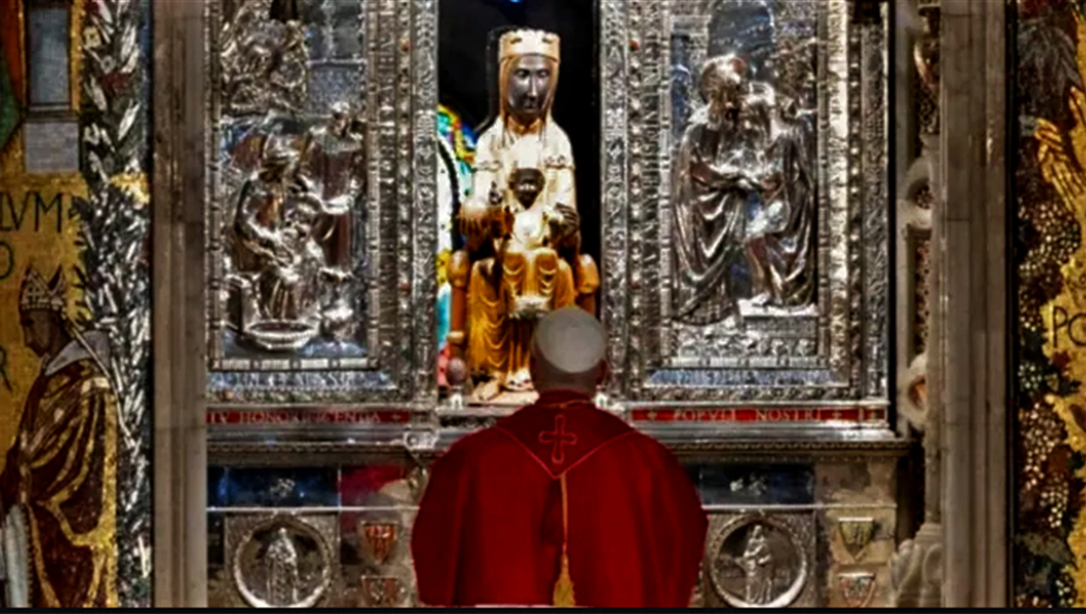 Papa Leão XIV reza diante da imagem de Nossa Senhora de Montserrat. | Vatican Pool