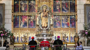 Papa Leão XIV, ladeado pelo arcebispo de Madrid, cardeal José Cobo, lidera a oração e a devoção a Nossa Senhora de Almudena na catedral de Santa Maria de Almudena na última segunda-feira (8), em Madri, Espanha. | Simone Risoluti - Vatican Media via Vatican Pool/GettyImage