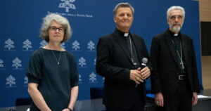 O cardeal Grech (ao centro), secretário geral do Sínodo, e os dois subsecretários, a religiosa NathalieBecquart e o bispo Luis Marin. Foto: VaticanNews