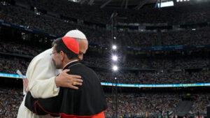 O cardeal arcebispo de Madri, José Cobo Cano, abraça o Papa Leão XIV (@Vatican Media)