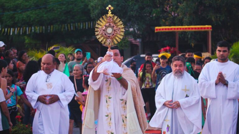 Chegada da procissão da Região 2 de Pastoral na Festa de Corpus Christi de 2025. Foto: Pascom