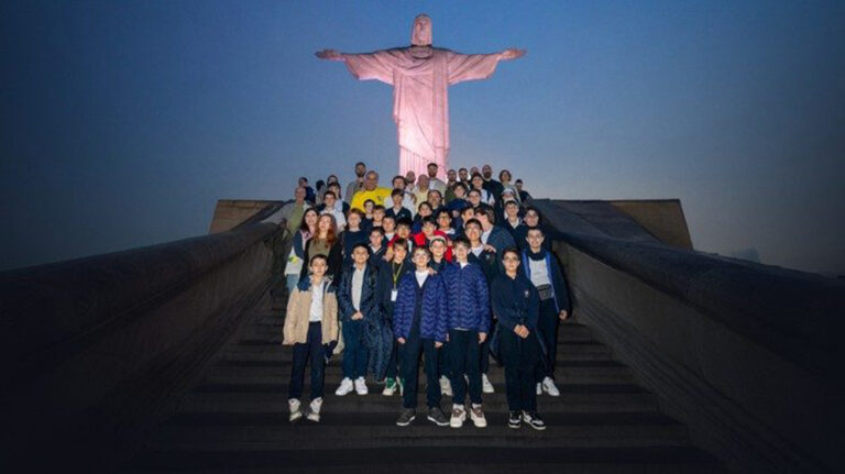 O coro da Capela Musical Pontifícia "Sistina" durante a visita ao Santuário do Cristo Redentor, no Rio de Janeiro