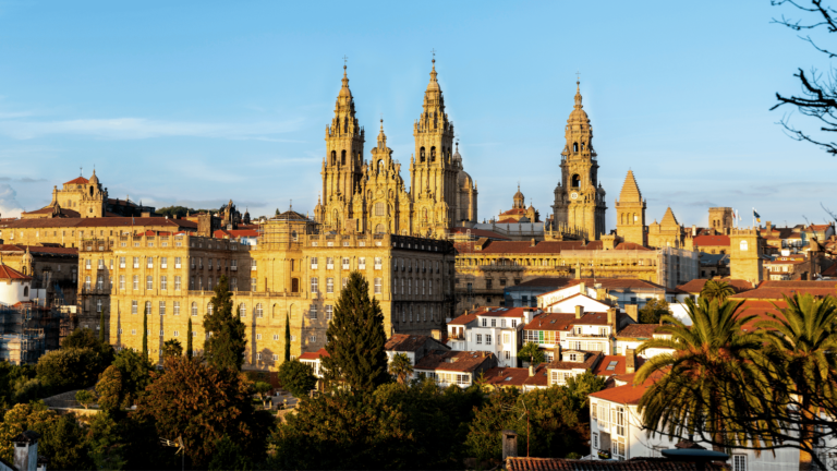 Vista panorâmica da Catedral de Santiago de Compostela na Espanha / Foto: Canva