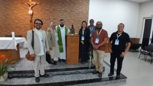 Padre Osinaldo (à esquerda) juntamente com outros participantes do Regional Norte 2 da CNBB. Foto: Divulgação