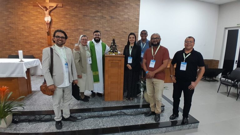 Padre Osinaldo (à esquerda) juntamente com outros participantes do Regional Norte 2 da CNBB. Foto: Divulgação