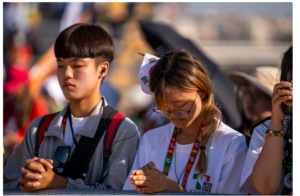 Jovens coreanos rezam na JMJ Lisboa 2023 / Crédito: Bárbara Vitória - JMJ 2023