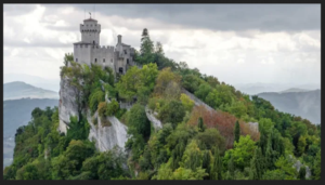 A Torre Guaita de San Marino, também conhecida como Rocca, é um dos três picos com torres que dominam a cidade de San Marino, a capital do país. | princeztl/Shutterstock