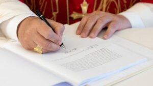 Leão XIV assinando a encíclica "Magnifica Humanitas" (@Vatican Media)