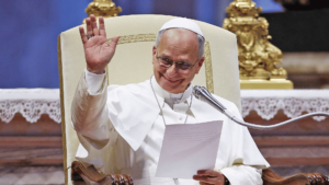 Papa Leão XIV acena aos fiéis na catequese desta quarta, 12 / Foto: REUTERS/GuglielmoMangiapane